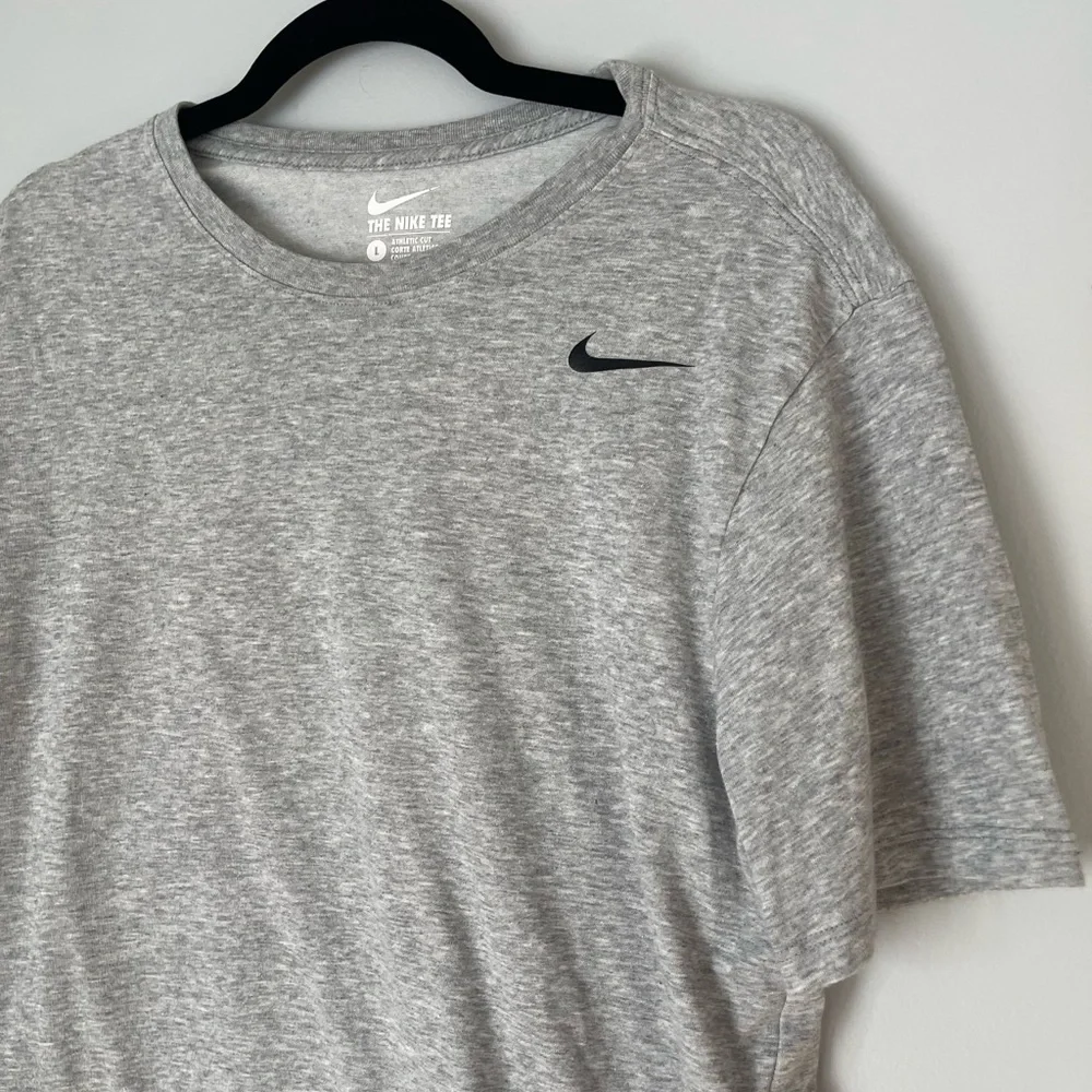 Men’s The Nike Tee Dri-Fit Athletic Cut Short Sleeve Workout Shirt L